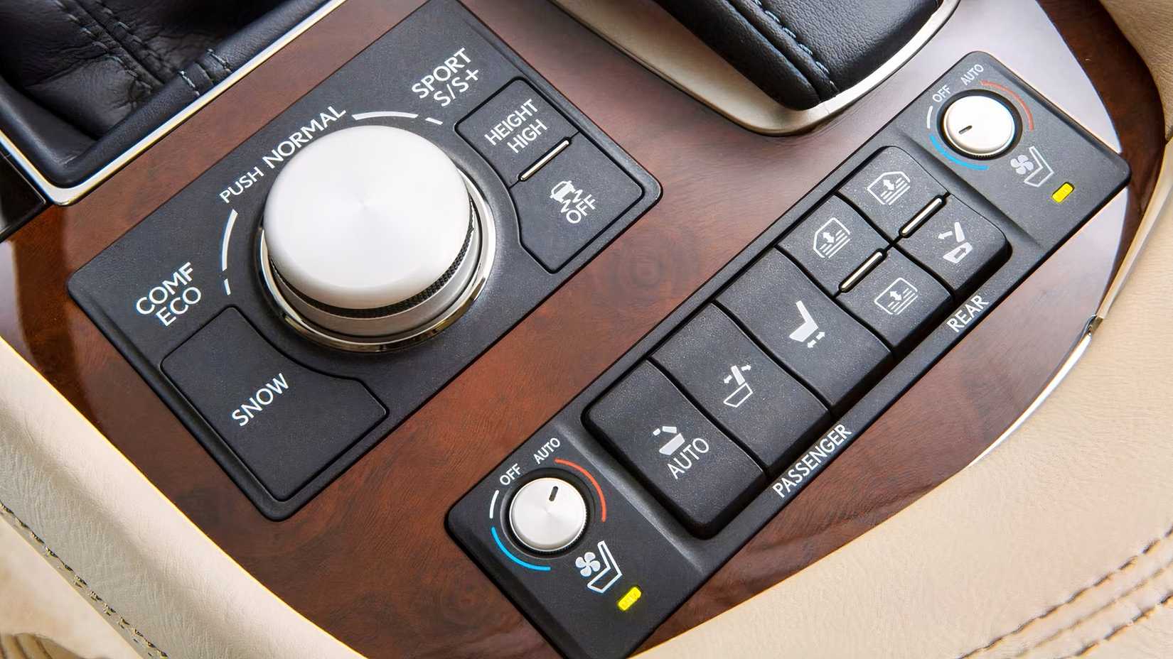 2016 Lexus LS center console