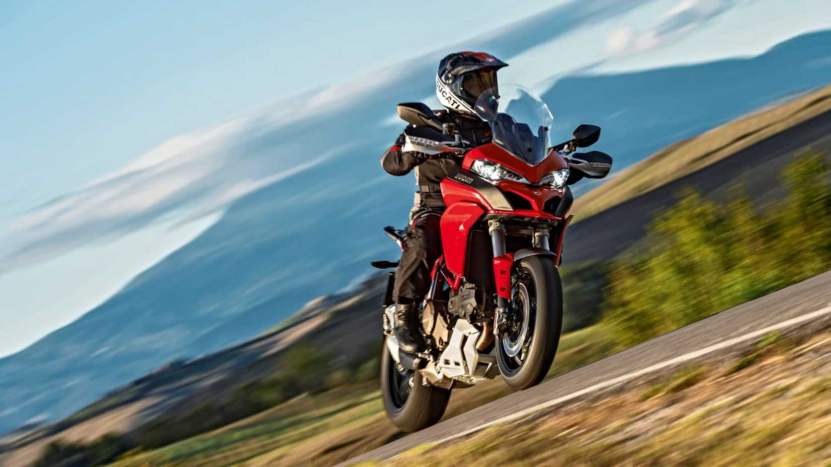 Foto de ação da Ducati Multistrada 1200 2017 andando pela estrada.