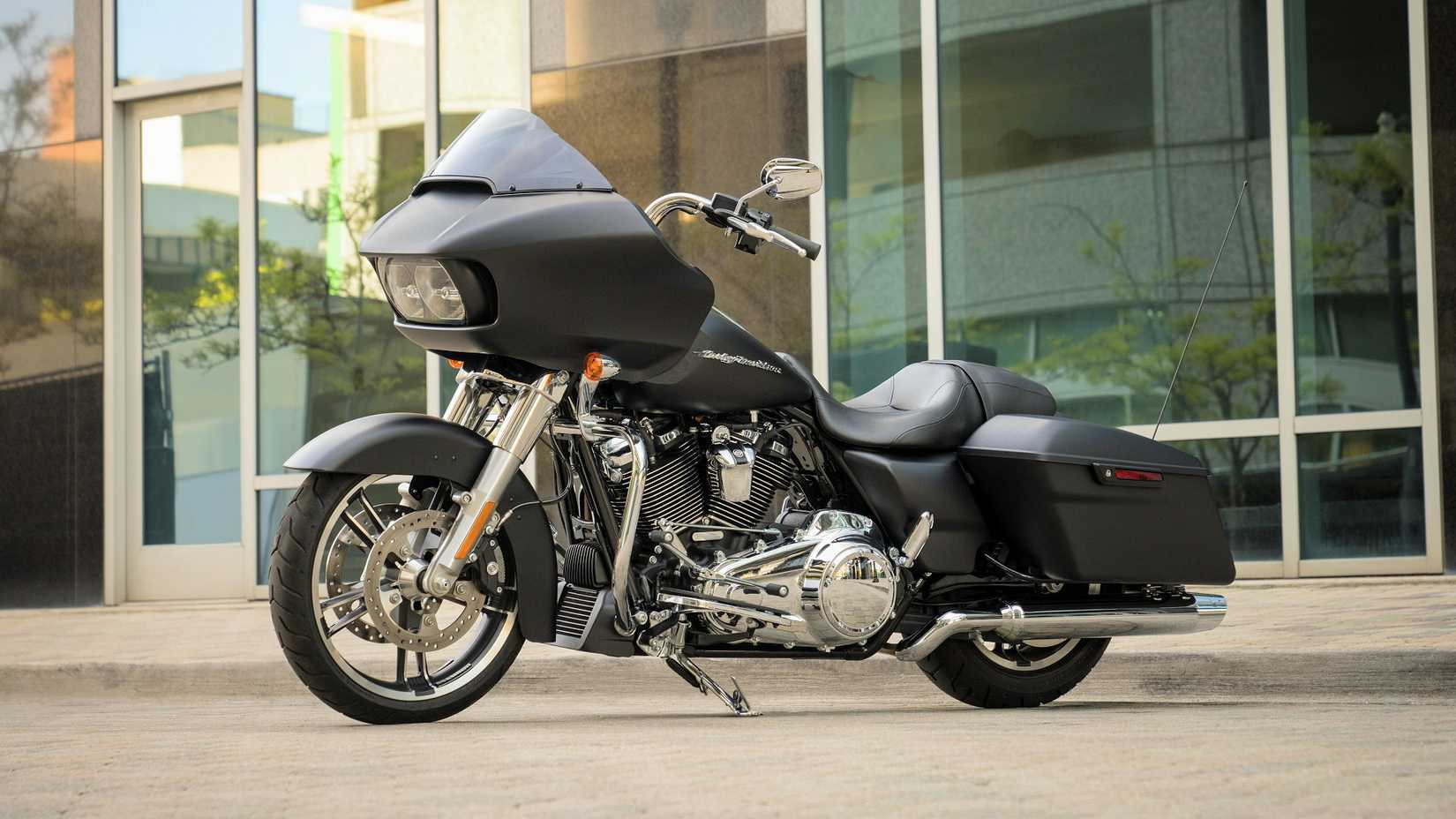 2018 Harley-Davidson Road Glide front quarter shot
