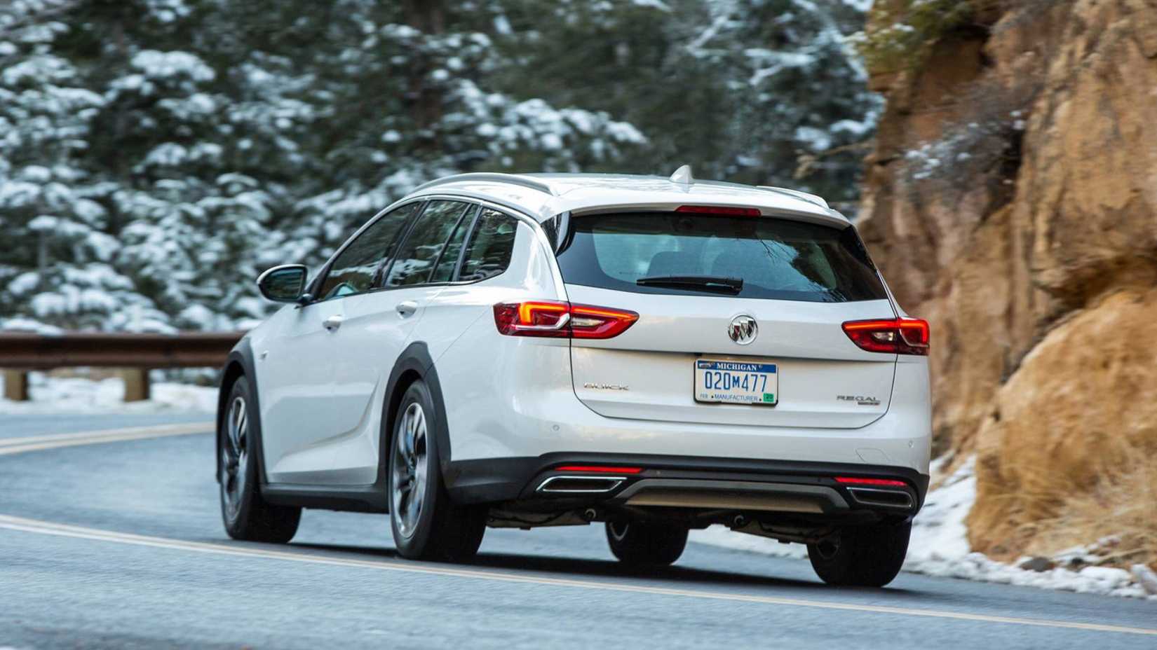 Vagão Buick Regal TourX 2019 na neve-1