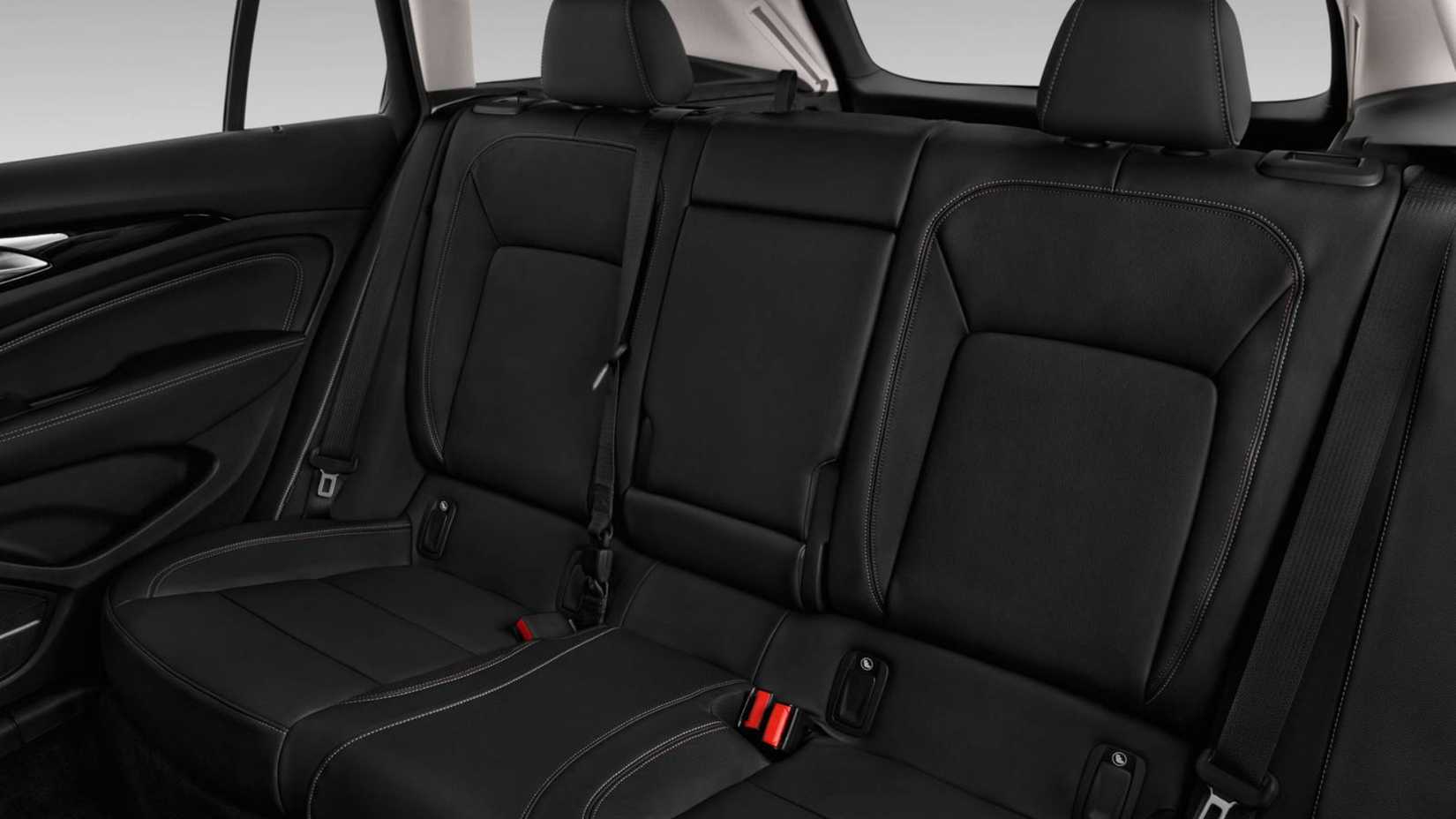 Interior do vagão Buick Regal Tourx 2019 2-1