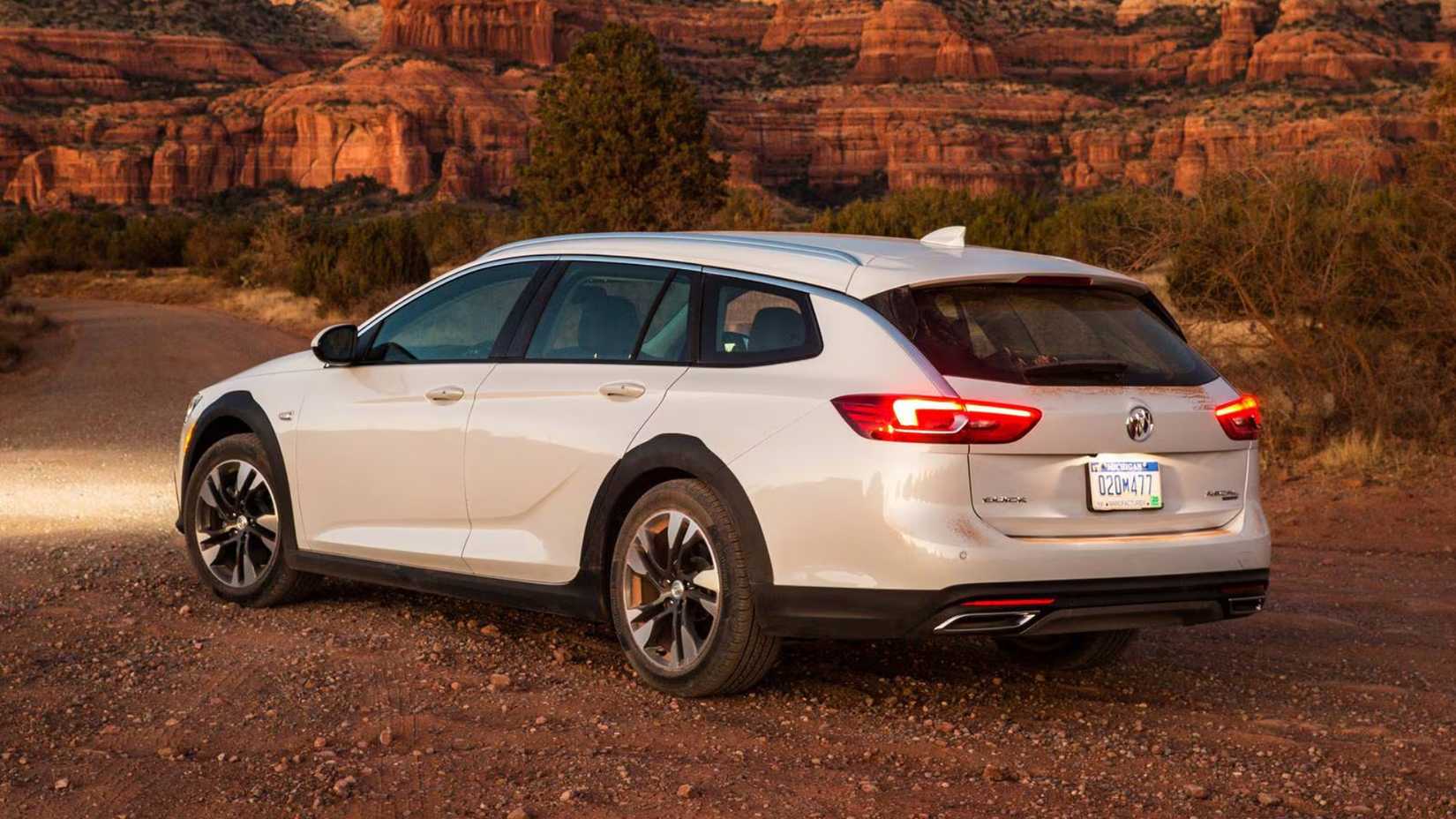 2019 Buick Regal TourX Wagon traseira 3:4-1