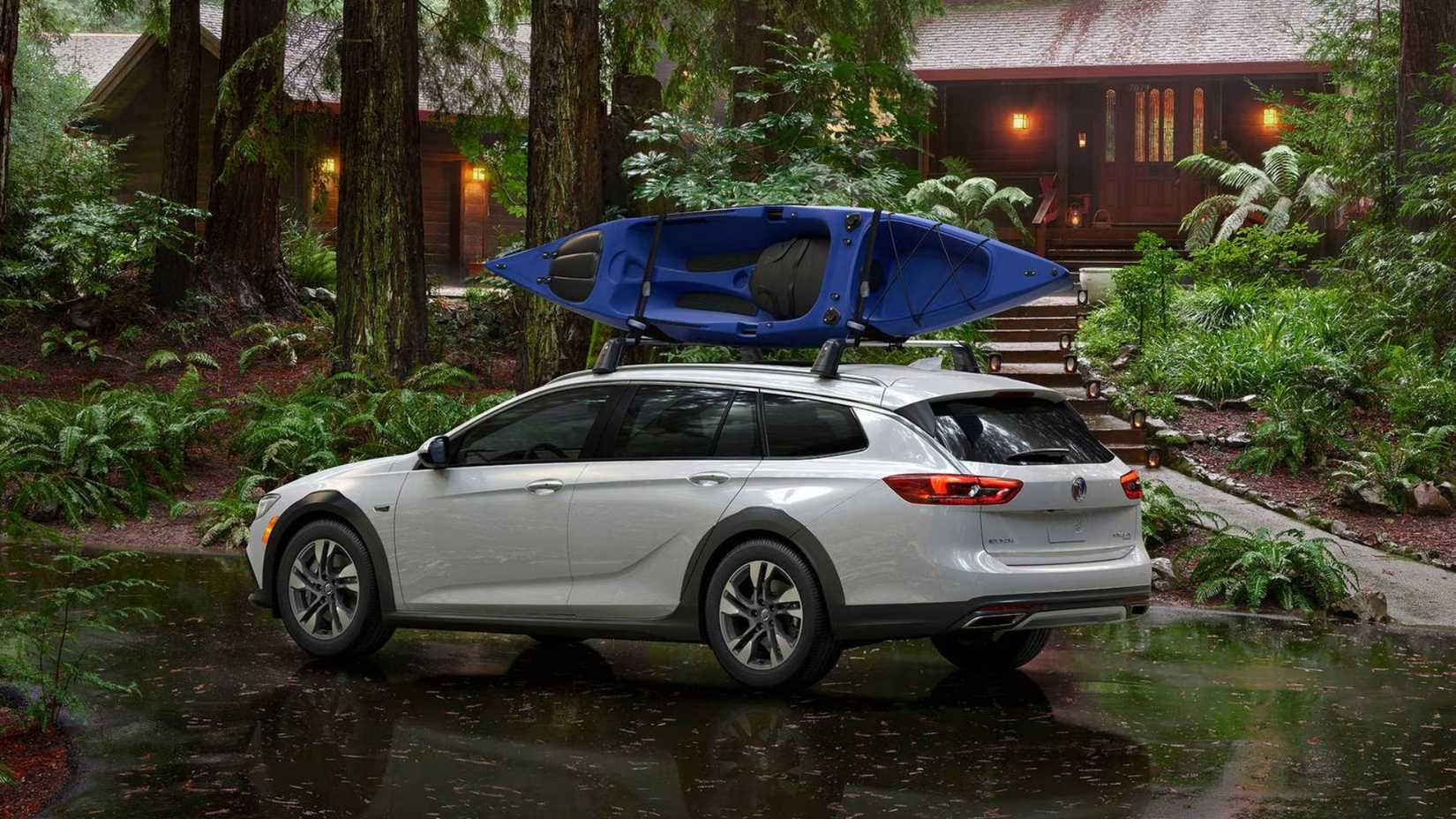 2019 Buick Regal Tourx Wagon com caiaque no teto-1