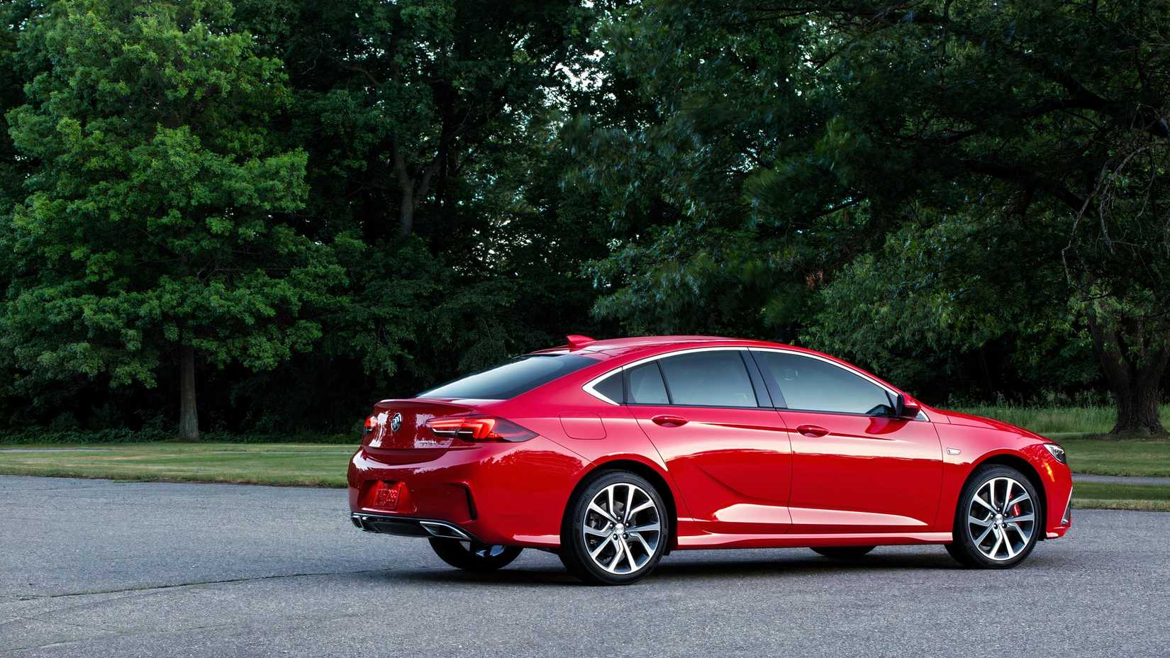 Vista lateral do Buick Regal GS 2020 14/12
