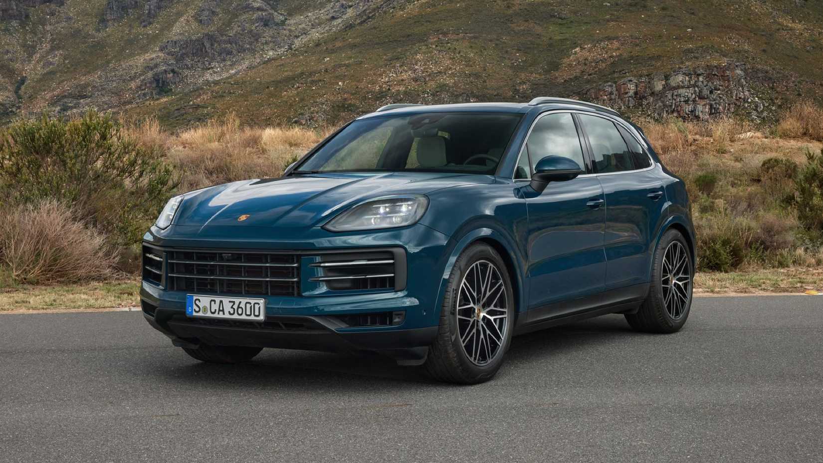 Foto frontal de três quartos de um Porsche Cayenne 2023