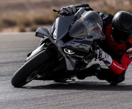 2025 BMW S 1000 RR em curva