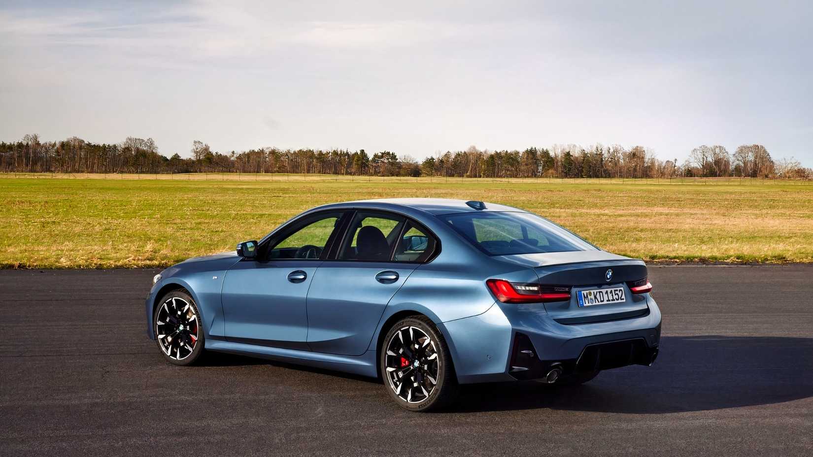 2026 BMW 330i traseira vista 3/4