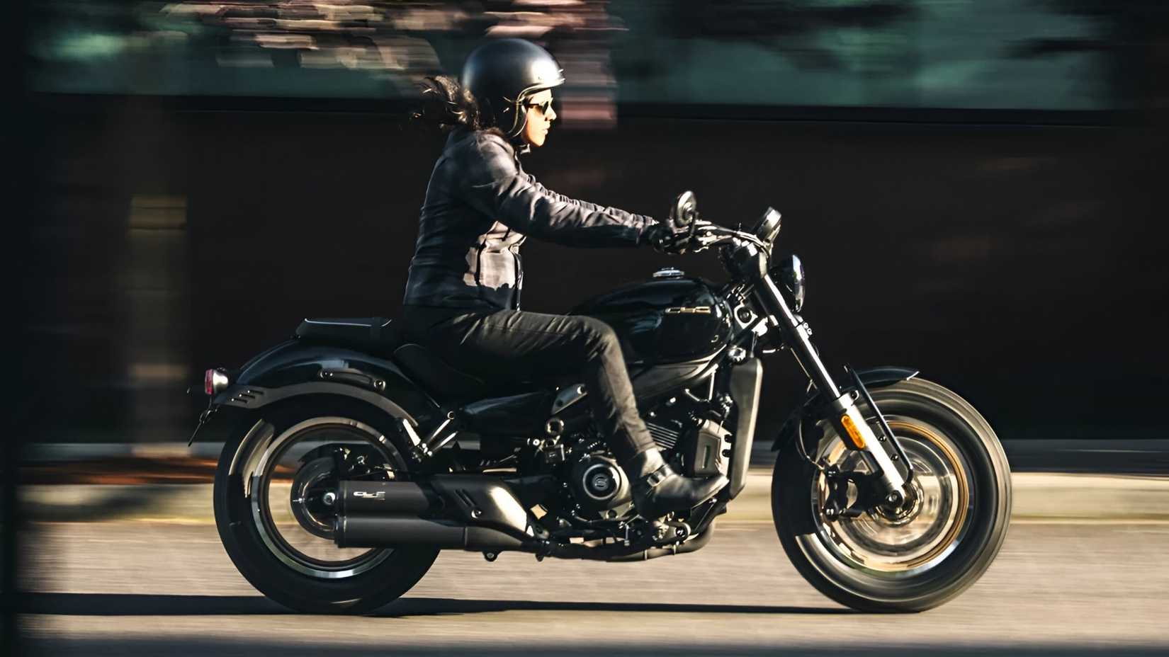 2026 CFMoto 450CL-C em preto acelerando vista de perfil lateral rígido