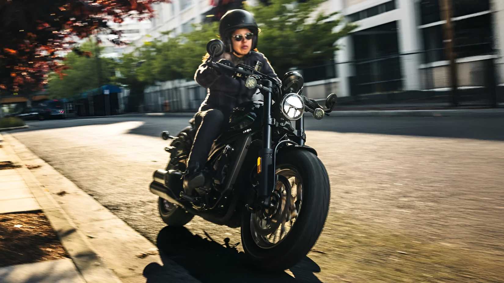 2026 CFMoto 450CL-C animado nas estradas da cidade