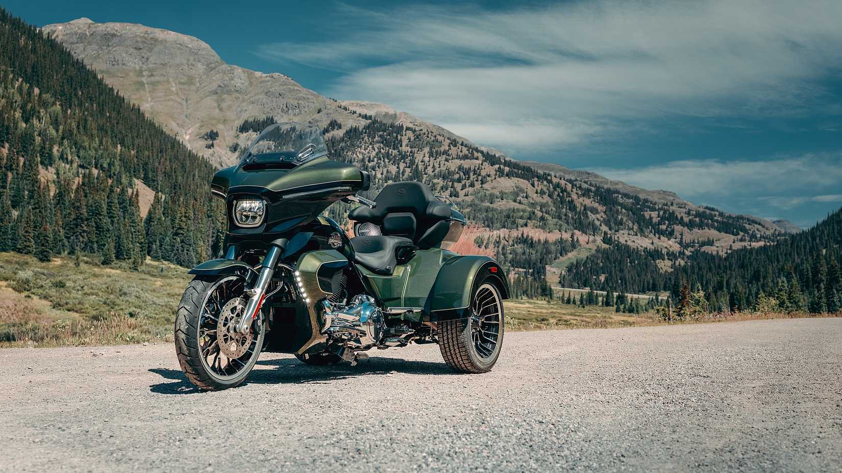 2026 Harley-Davidson Street Glide 3 Limited frontal 3/4 shot estacionada em estrada de cascalho