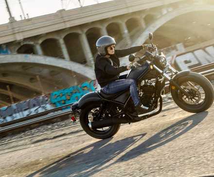 2026 Honda Rebel 300 E-Clutch ação andando lateralmente