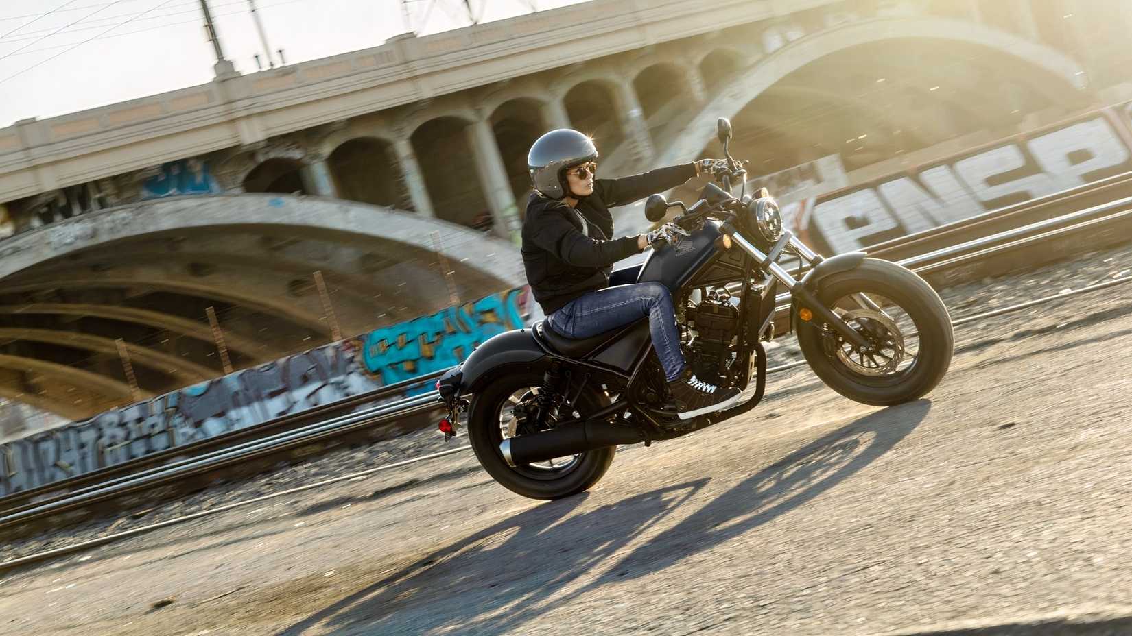 2026 Honda Rebel 300 E-Clutch ação andando lateralmente