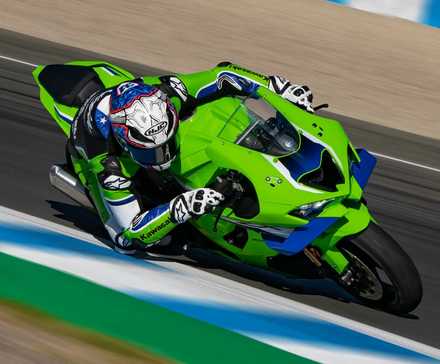 Piloto fazendo curvas difíceis com uma Kawasaki Ninja ZX-10R 2026 na pista de corrida
