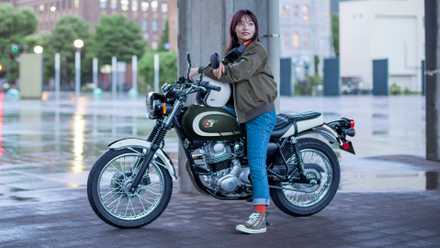 Um motociclista posando na Kawasaki W230 2026