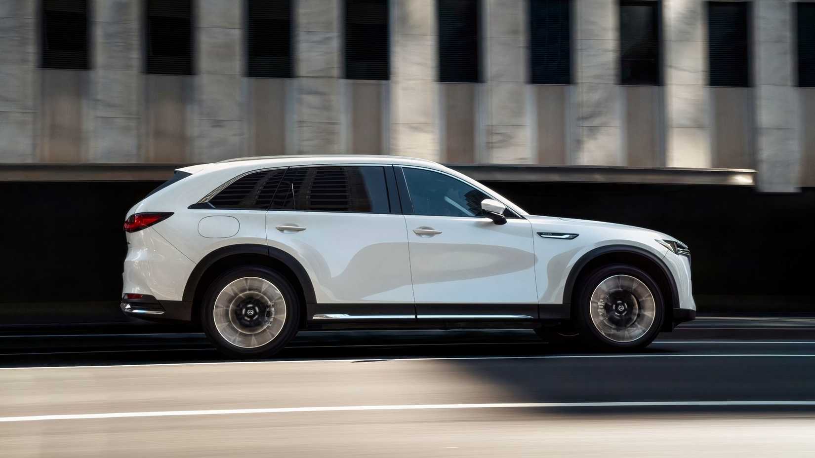 Vista lateral do Mazda CX-90 2026