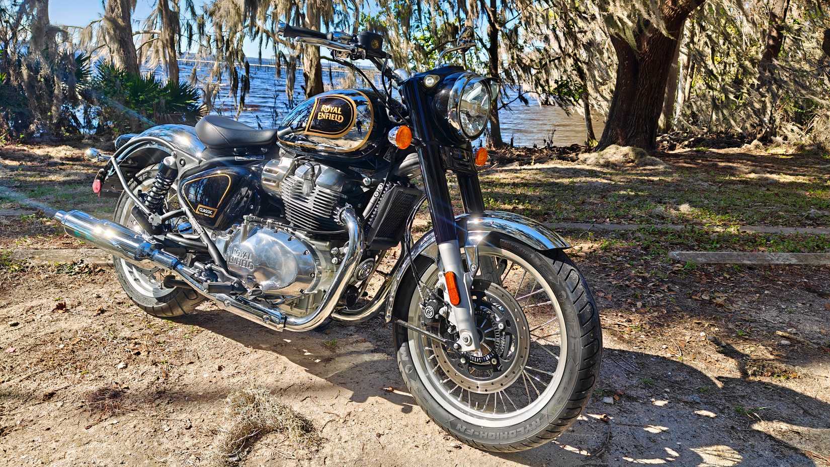2026 Royal Enfield Classic 650 frente 3/4 tiro estacionado em cascalho