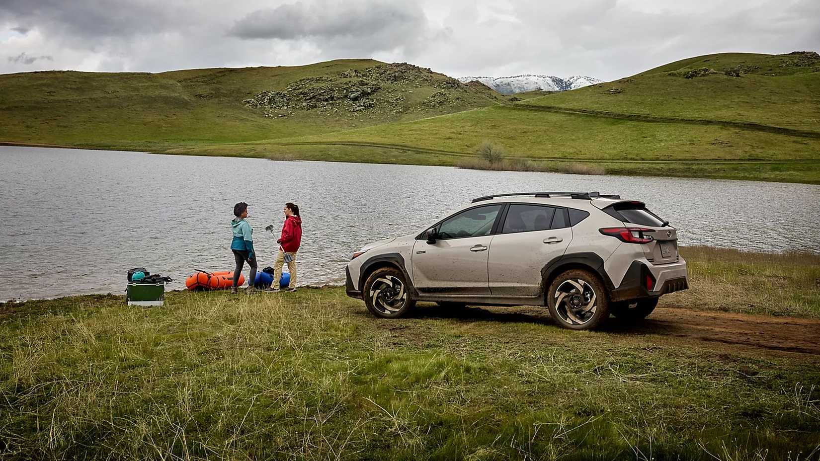 Um Subaru Crosstrek 2026 estacionado perto de um lago
