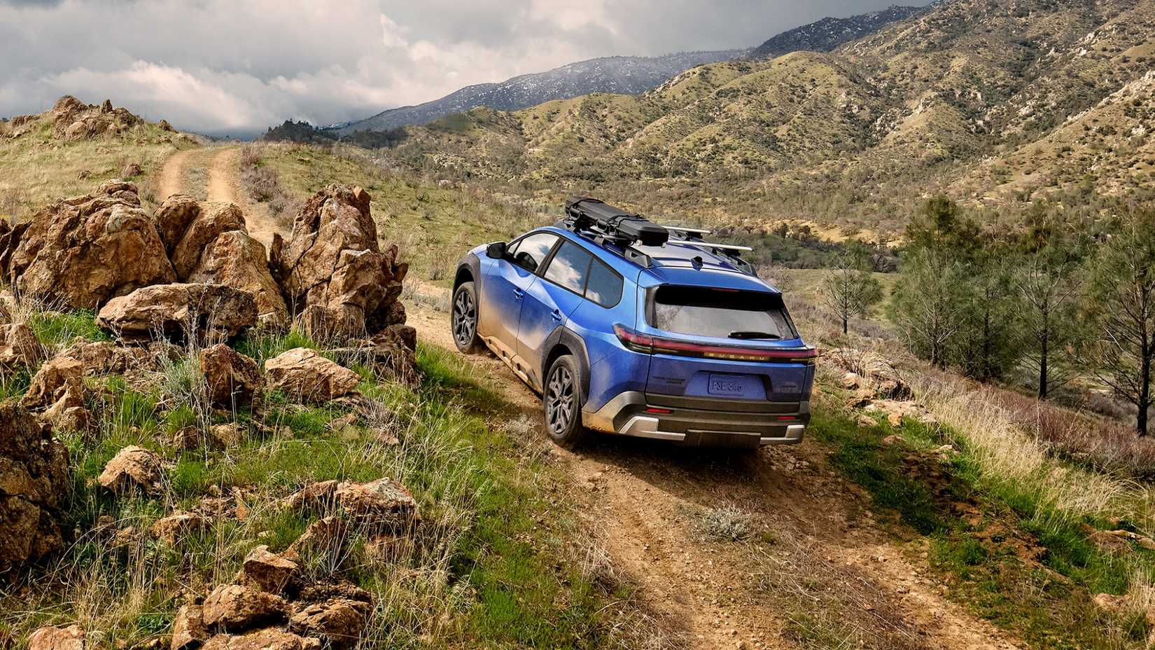 2026 Subaru Trailseeker subindo colina