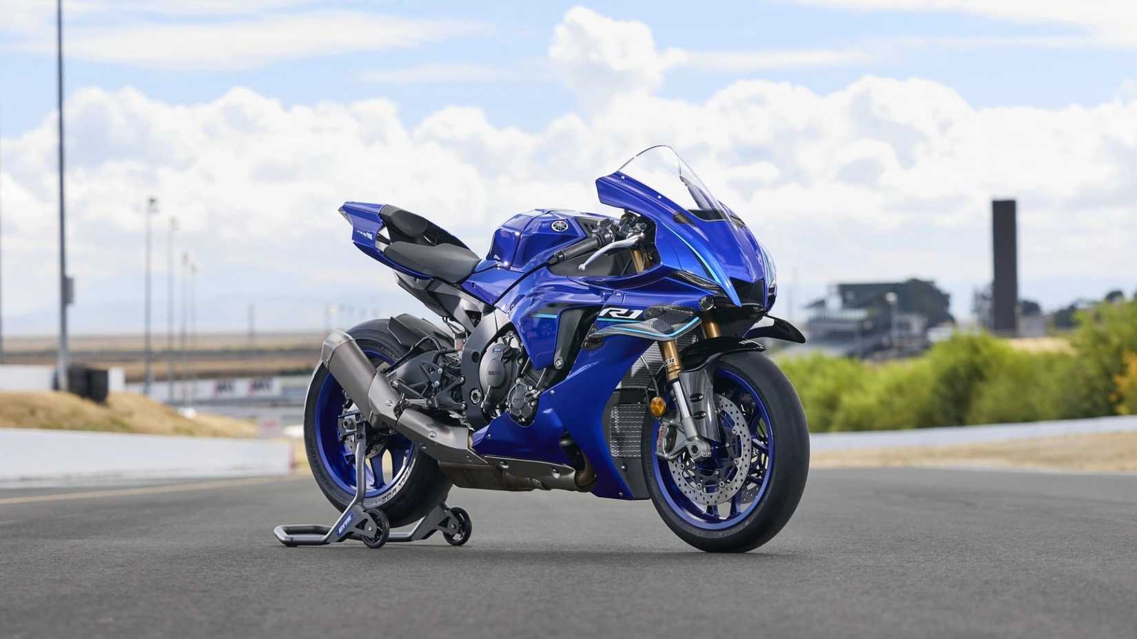 Foto de uma Yamaha YZF-R1 estacionada na pista