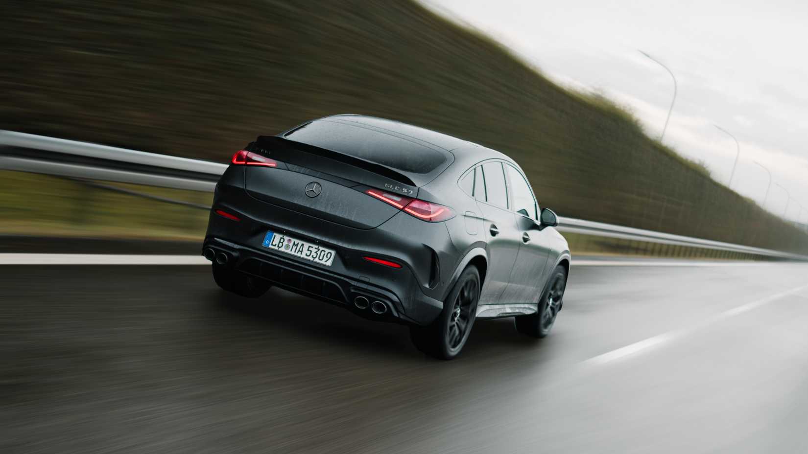 2027-mercedes-amg-glc-53-4matic-quarto-traseiro-na-pista