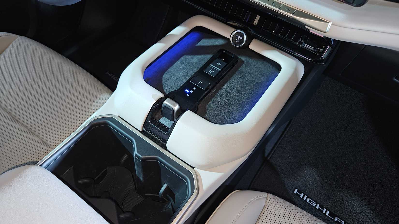 2027-toyota-highlander-limitado-console-1