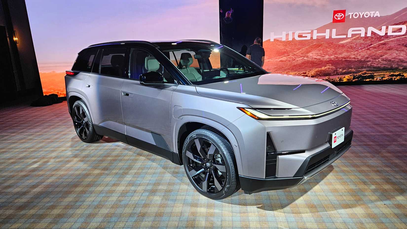 2027-toyota-highlander-limited-pass-front-1