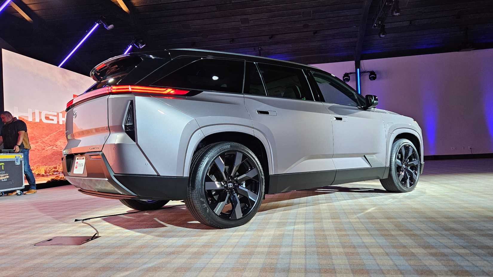 2027-toyota-highlander-limited-rear-quarter-1