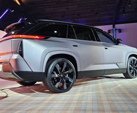 2027-toyota-highlander-limitado-traseiro-quarto-1