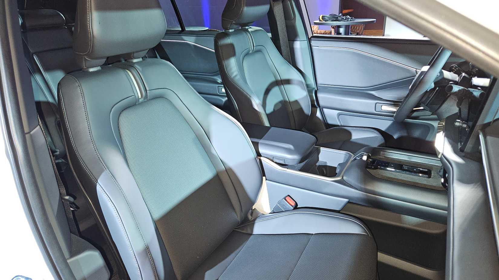 2027-toyota-highlander-xle-bancos dianteiros