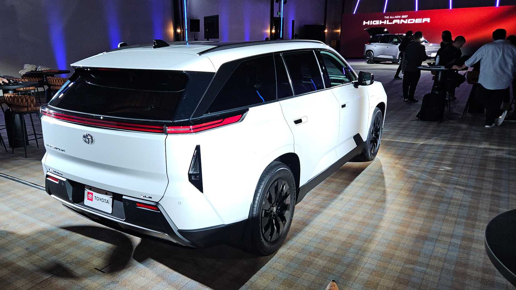 2027-toyota-highlander-xle-rear-white