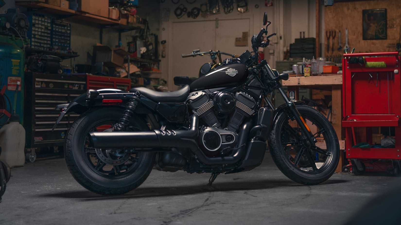Harley-Davidson Nightster 2026 em tom totalmente preto, vista cinematográfica traseira do terceiro quarto