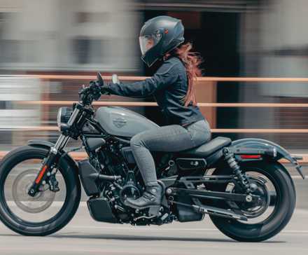 2026 Harley-Davidson Nightster na estrada acelerando a vista lateral do perfil