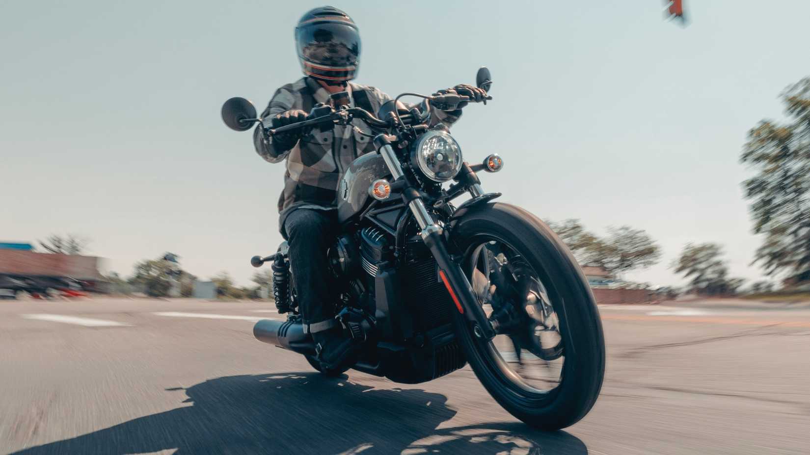 Harley-Davidson Nightster 2026 sendo pilotada em uma estrada sinuosa com vista para o painel frontal