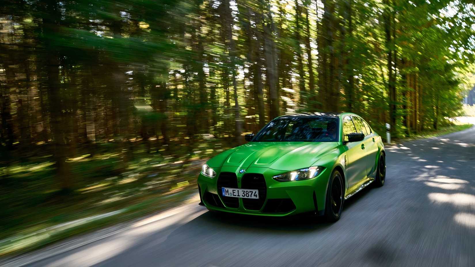 BMW M3 G80 dirigindo vista frontal 3/4