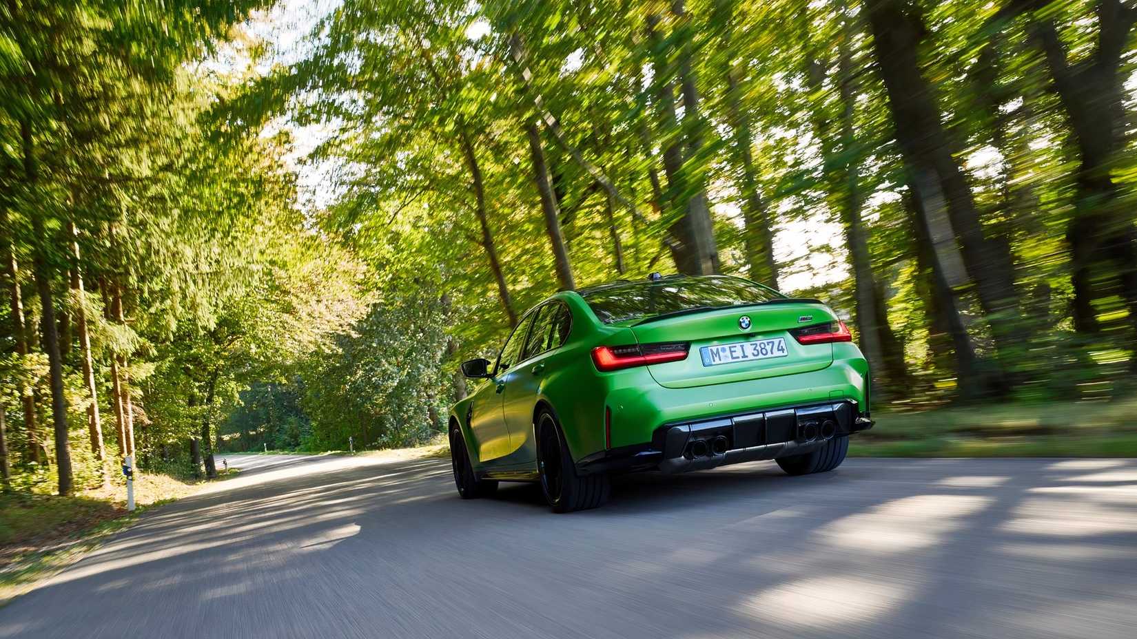 BMW M3 G80 dirigindo vista traseira 3/4