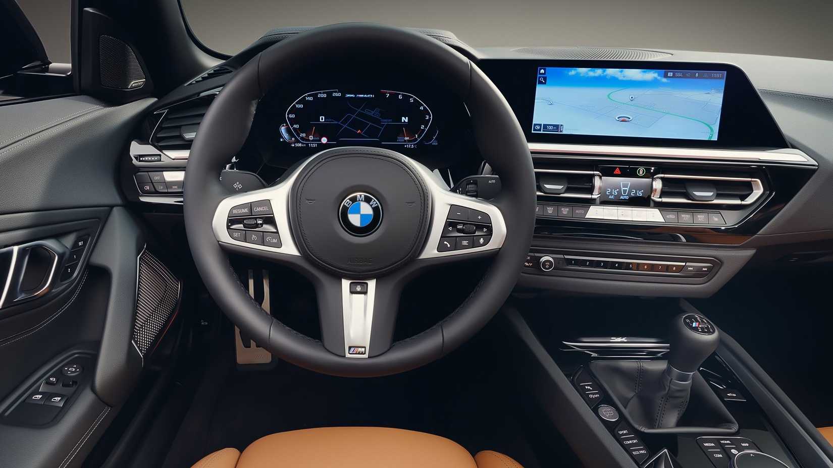 Um close de um cockpit do BMW Z4 M40i com câmbio