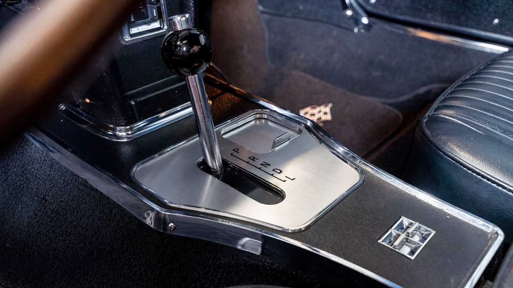 Vista aproximada do câmbio Powerglide do interior do Chevrolet Corvette