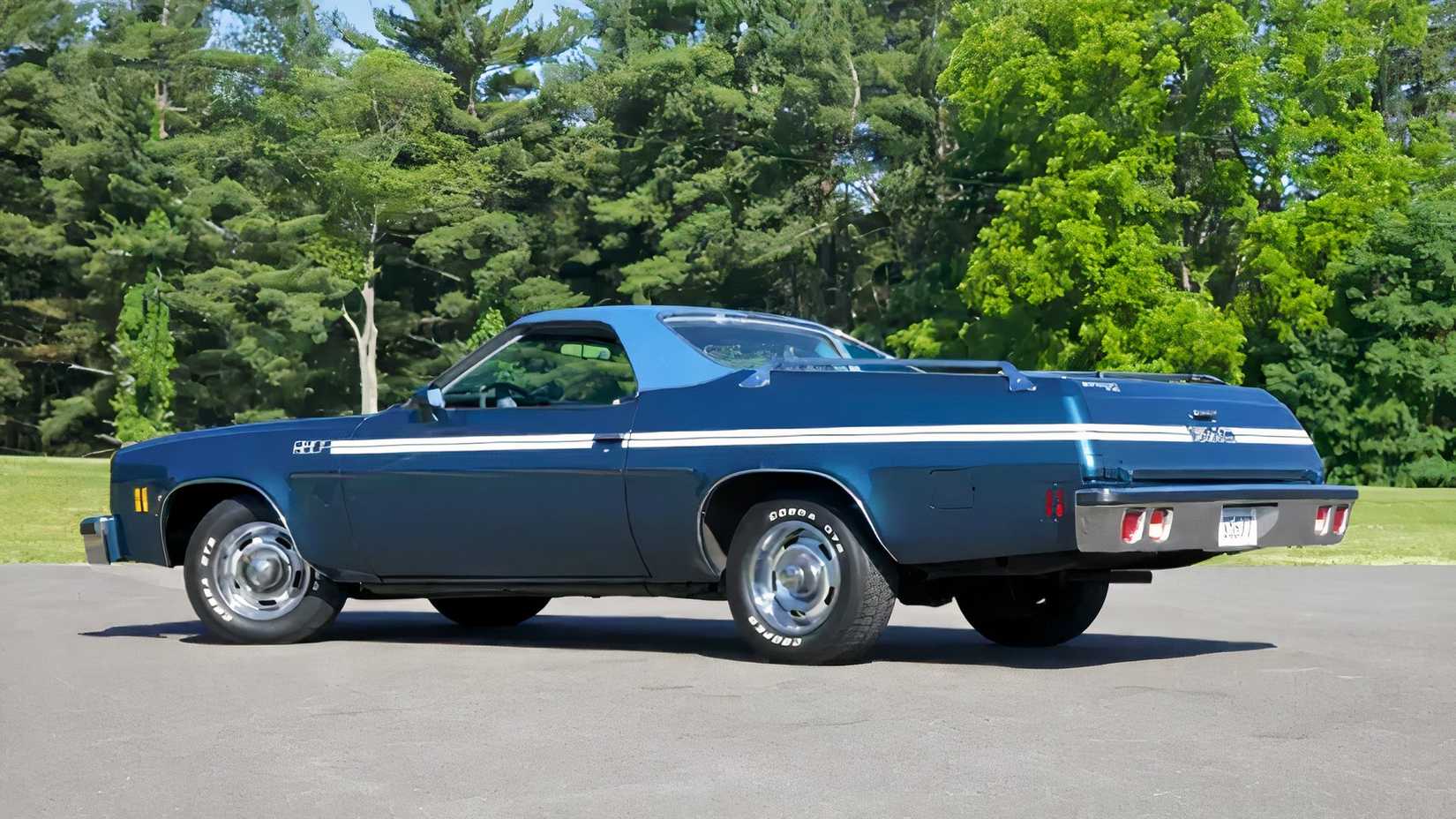 1972 GMC Sprint1977 na traseira azul