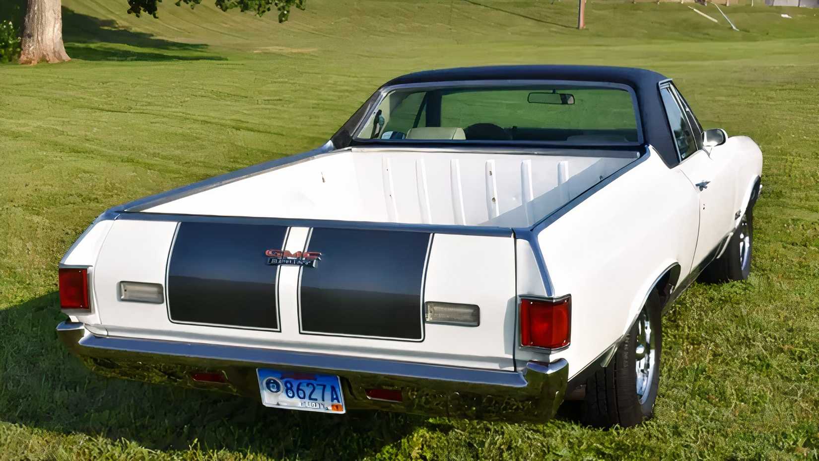 Parte traseira do GMC Sprint 1972 em branco 