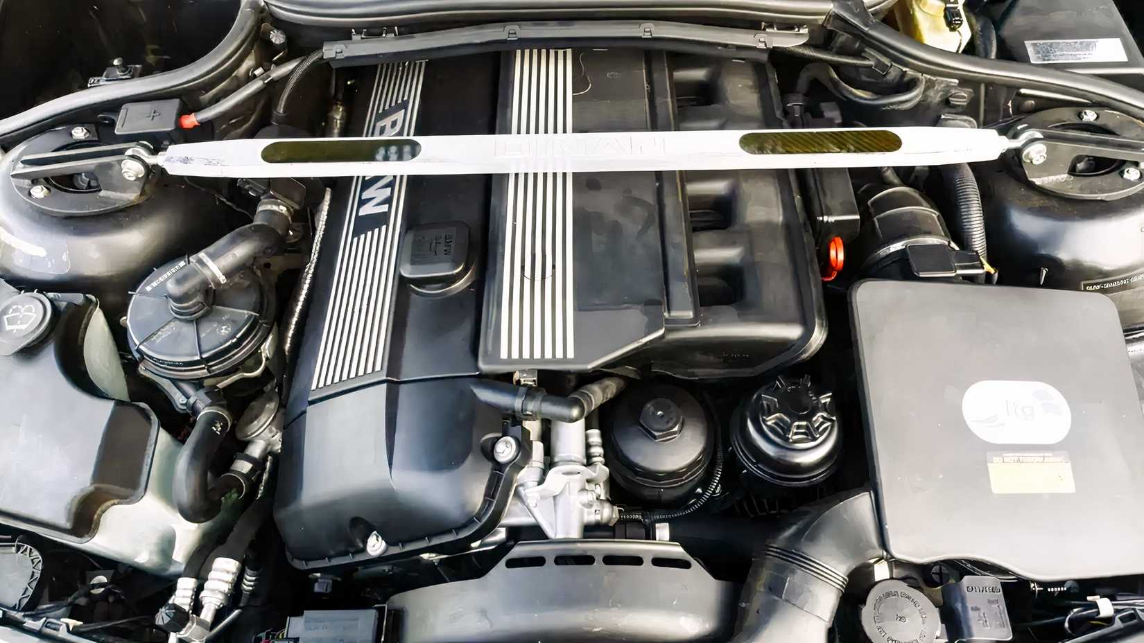 Compartimento do motor BMW 330i 2005