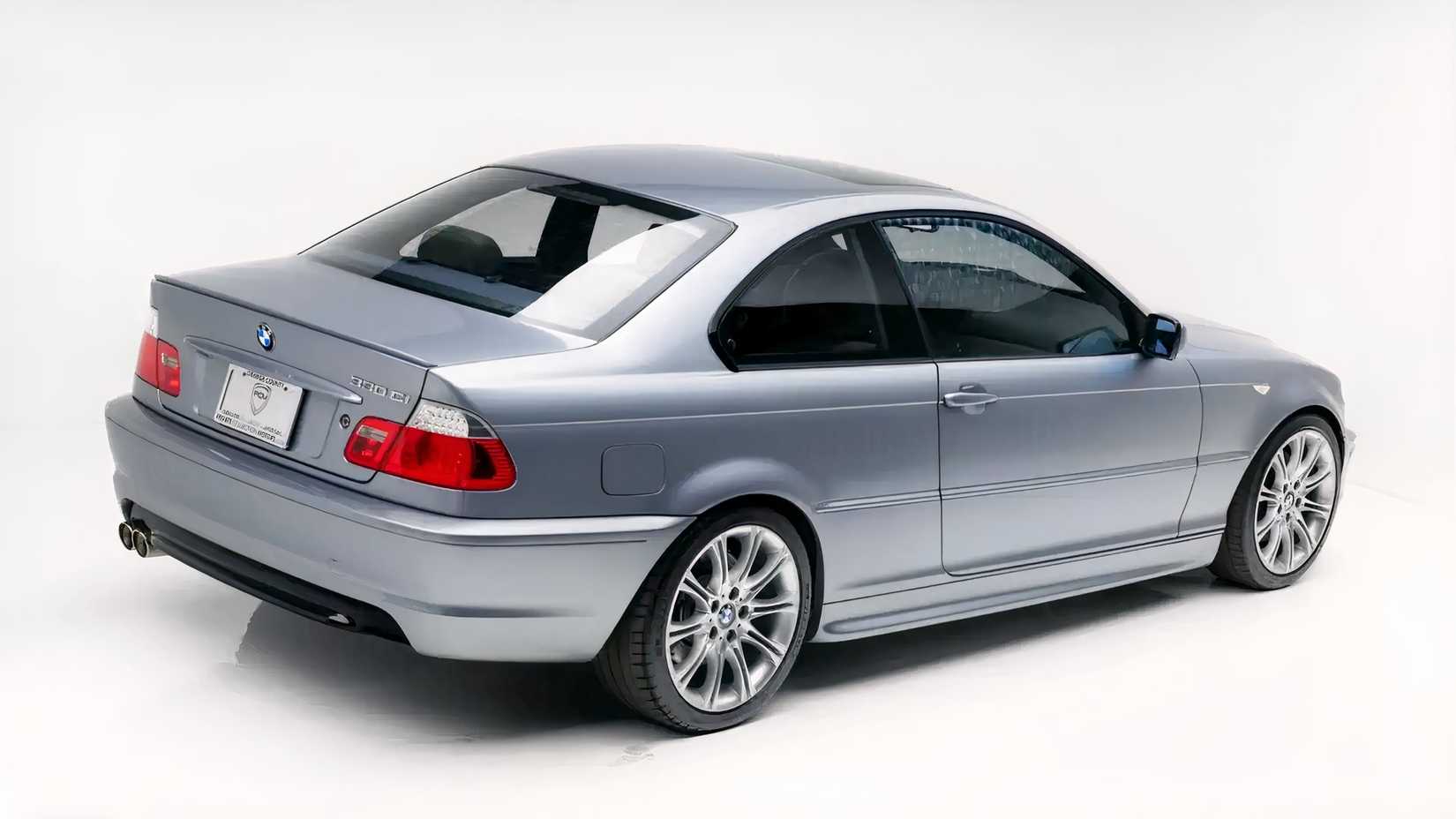 2005 BMW 330i traseira prata 2/3