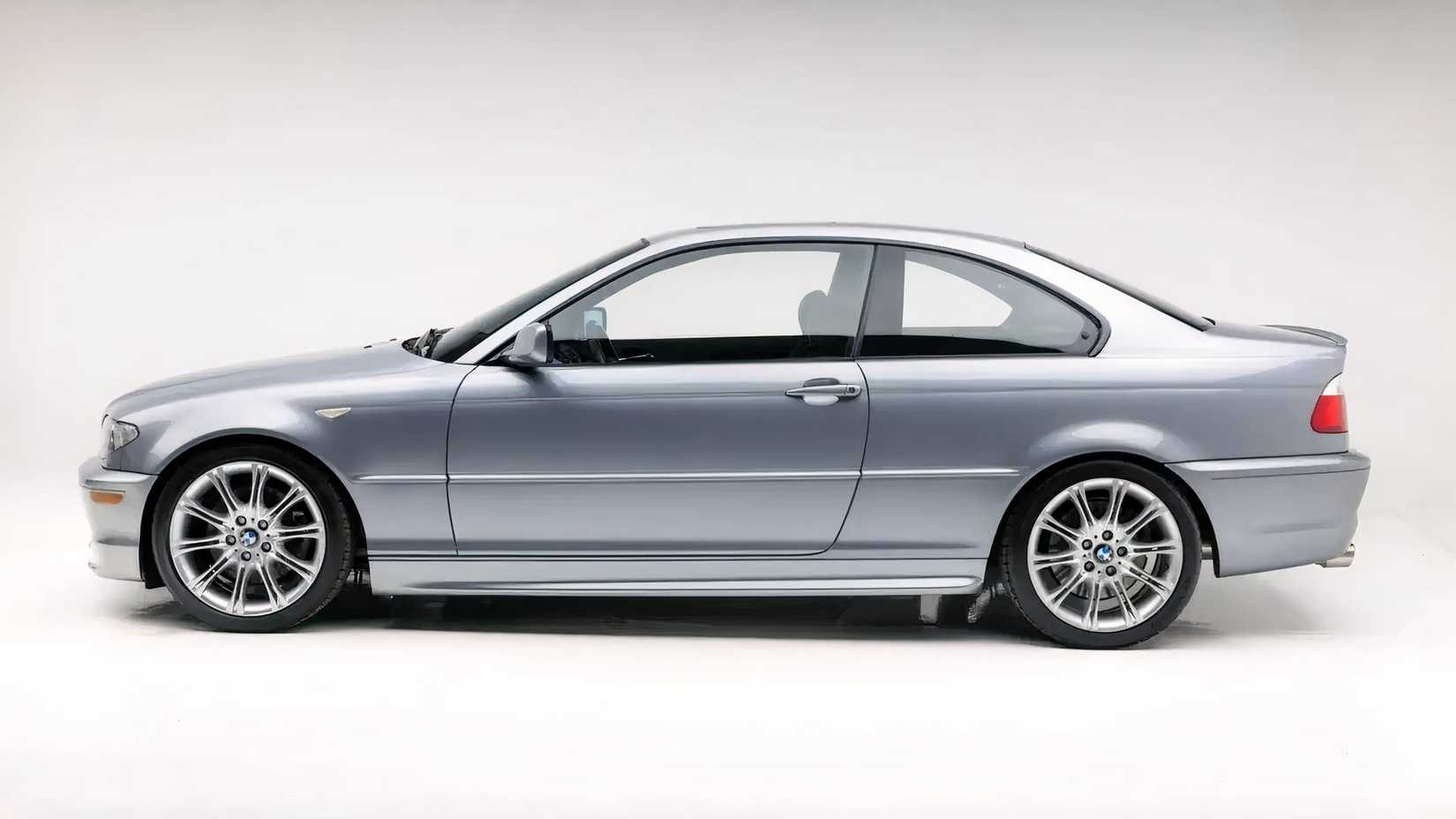 BMW 330i 2005 em vista lateral prateada 3/3