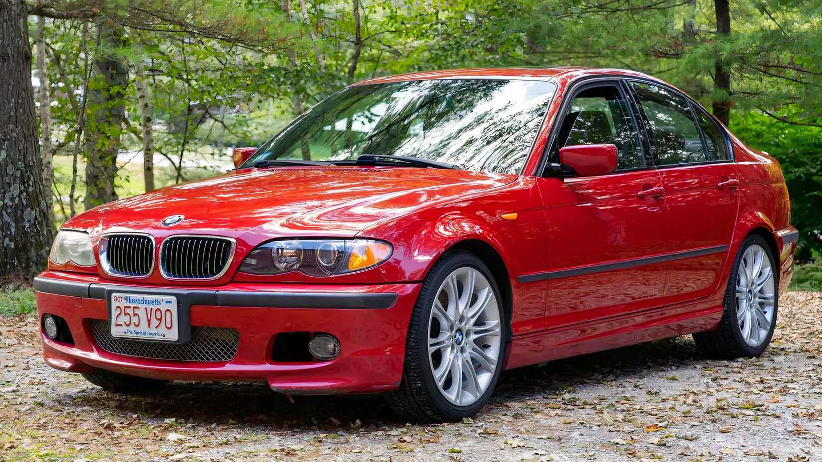 2005 BMW 330i sedan em vermelho, frente 1/3