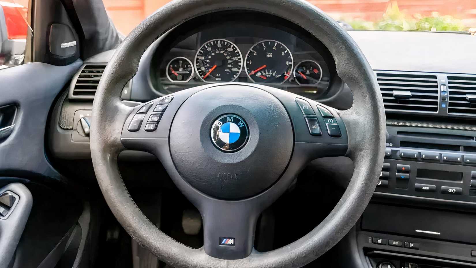 2005 BMW 330i interior 3/3