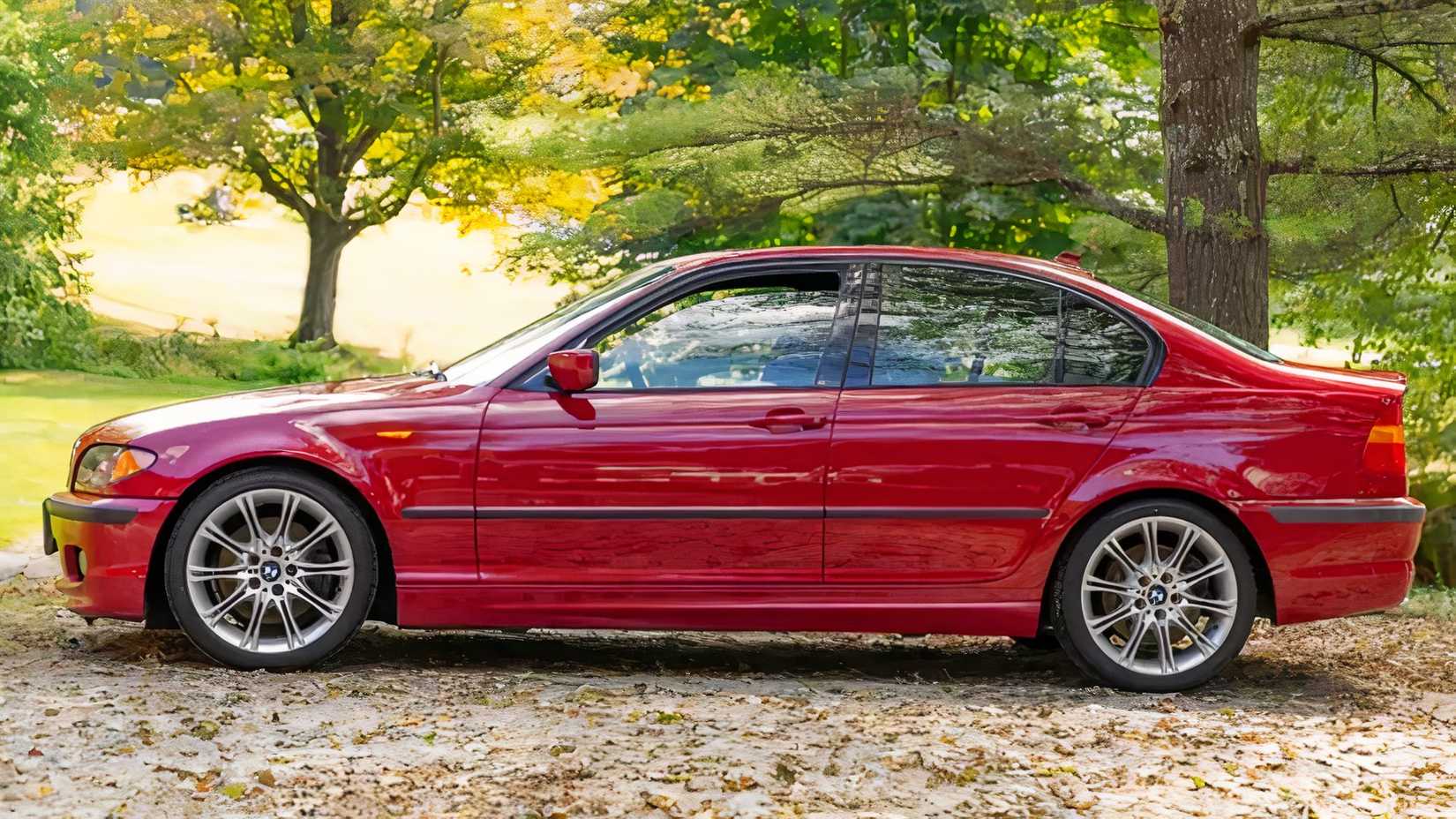 Sedã BMW 330i 2005, vista lateral e em vermelho 2/3