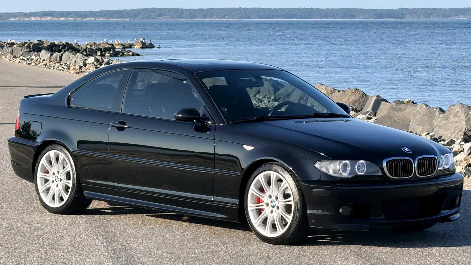 2005 BMW 330i em preto 1/2