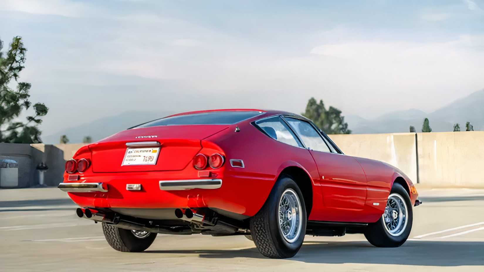 Ferrari 365 GTB4 Daytona 1971 em vermelho traseiro