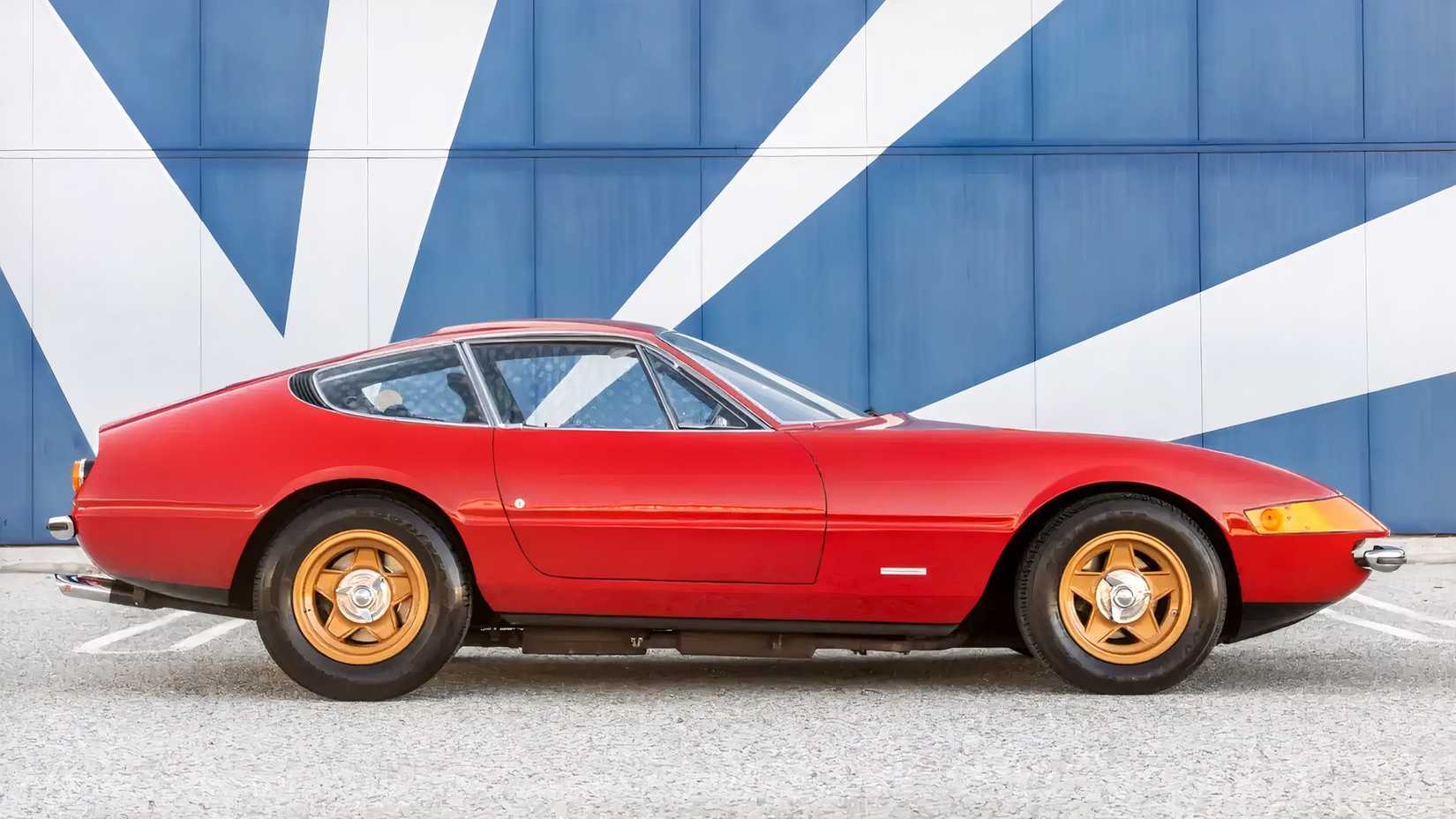 1973 Ferrari 365 GTB4 Daytona side view 