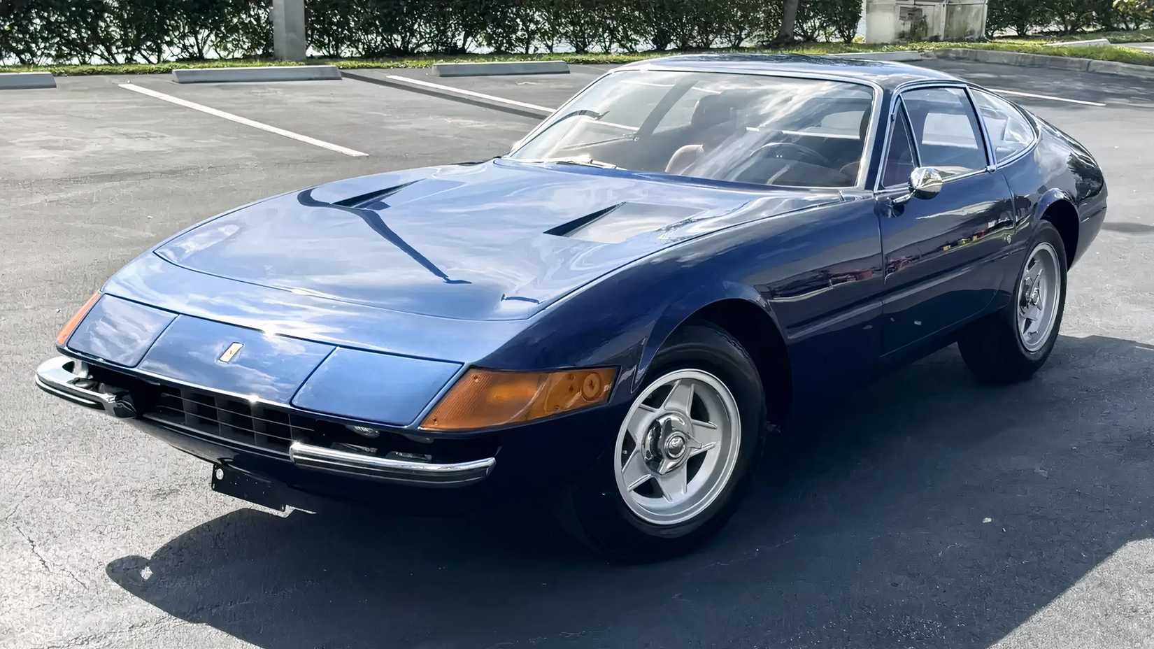 Ferrari 365 GTB4 Daytona 1973 em azul 