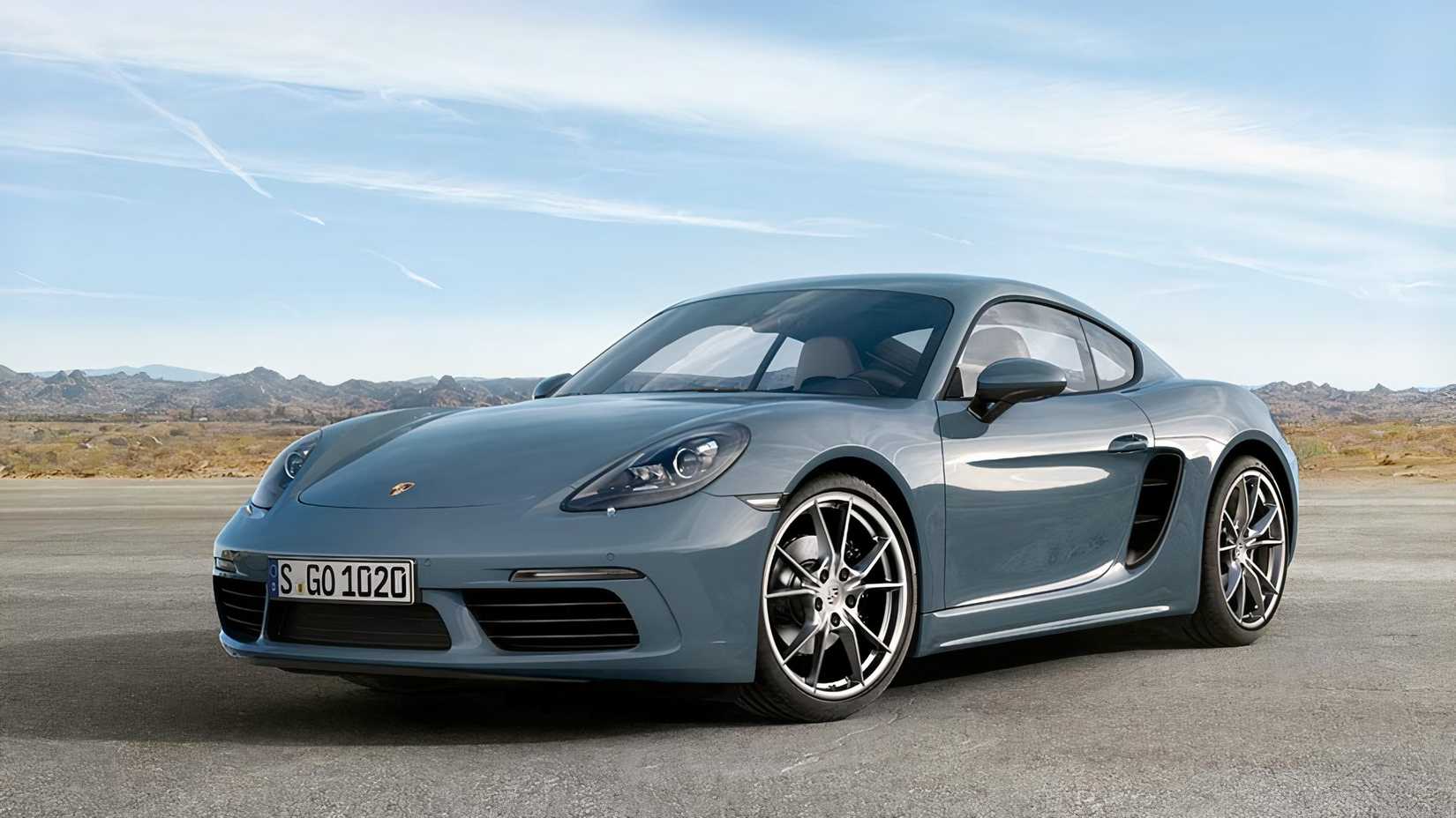 Foto frontal 3/4 de um Porsche 718 Cayman 2026 estacionado na estrada